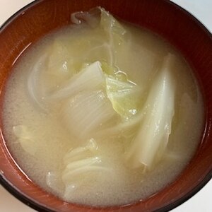 「春キャベツ」と玉ねぎのお味噌汁